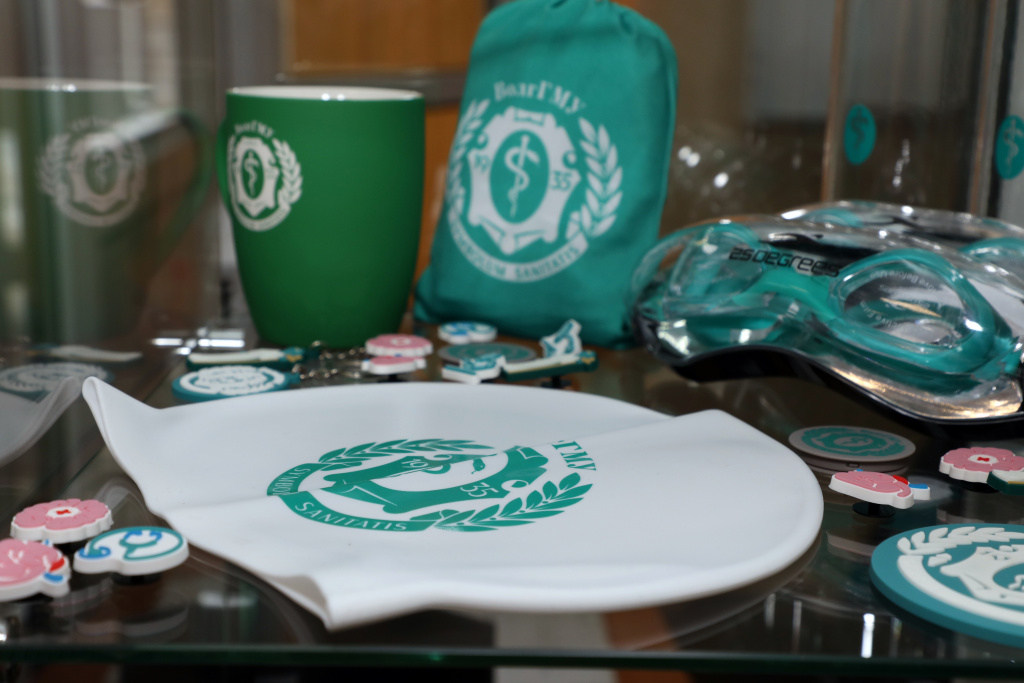 Физкультурно-оздоровительный комплекс ВолгГМУ предлагает посетителям новую коллекцию брендированной продукции с символикой университета