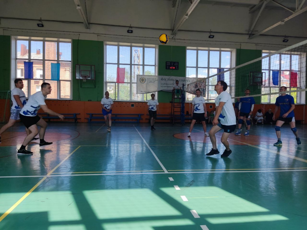 В ВолгГМУ прошли соревнования по волейболу, посвященные Дню медицинского работника