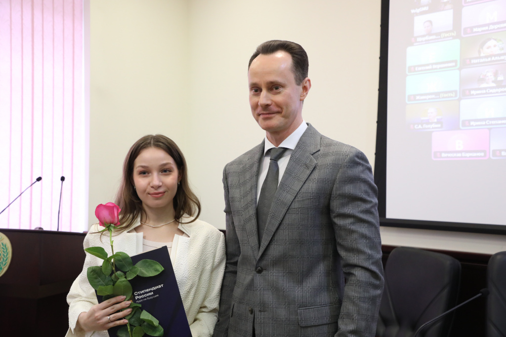 Ректор ВолгГМУ Владимир Шкарни наградил стипендиатов, на участвовавших в церемонии