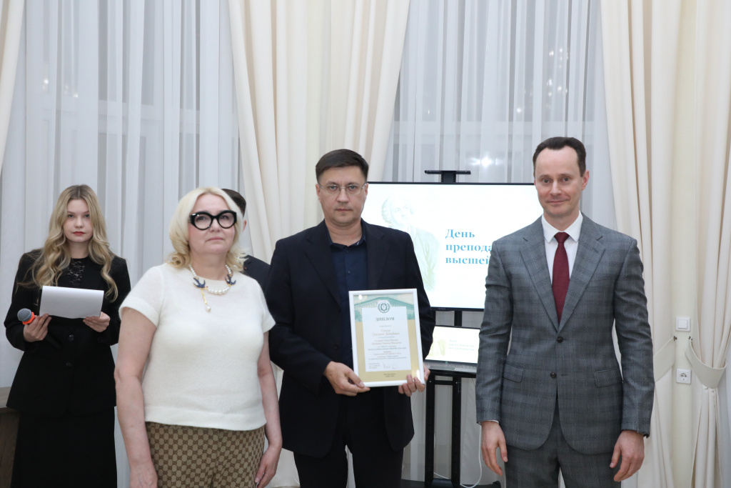 Владимир Шкарин вручил награды победителям конкурса на лучшее учебное издание