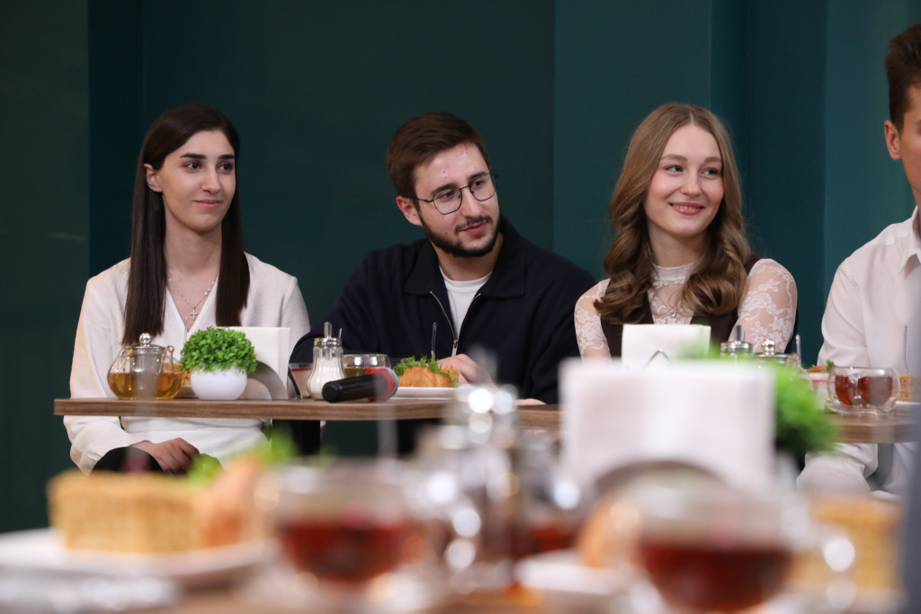 Героями нового выпуска полюбившегося проекта стали волонтеры приемной кампании