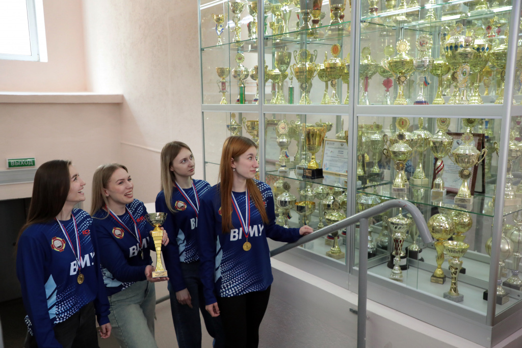 На кафедре физической культуры и здоровья ВолгГМУ создана витрина спортивных кубков