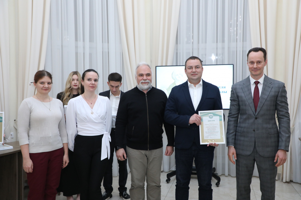 Владимир Шкарин вручил награды победителям конкурса на лучшее учебное издание