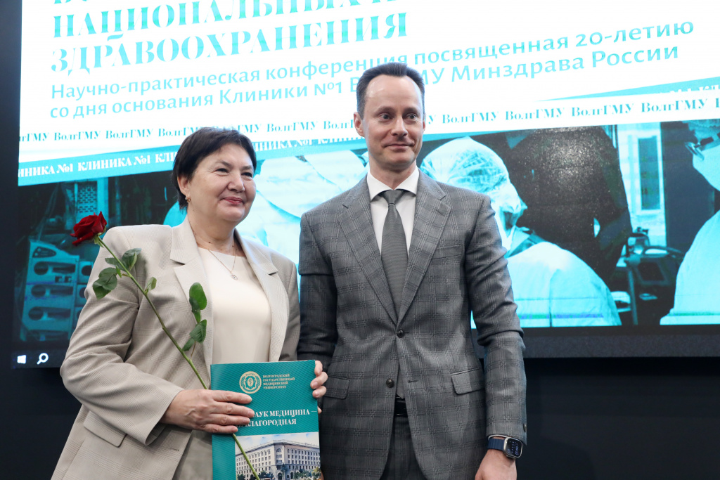 Владимир Шкарин вручил награды сотрудникам Клиники №1