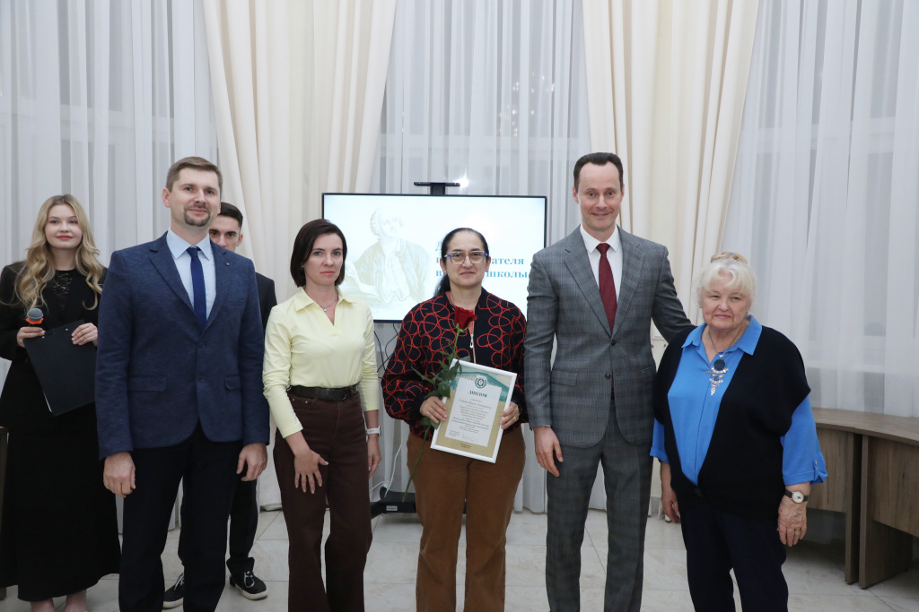 Владимир Шкарин вручил награды победителям конкурса на лучшее учебное издание
