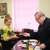 Ректор ВолгГМУ вручает диплом доктора наук доценту курса клинической микробиологии, д.м.н. Т.Н. Савченко