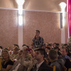 Студент задаёт вопрос профессору на лекции