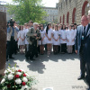 Владимир Петров и Борис Грызлов возлагают цветы к памятнику медикам