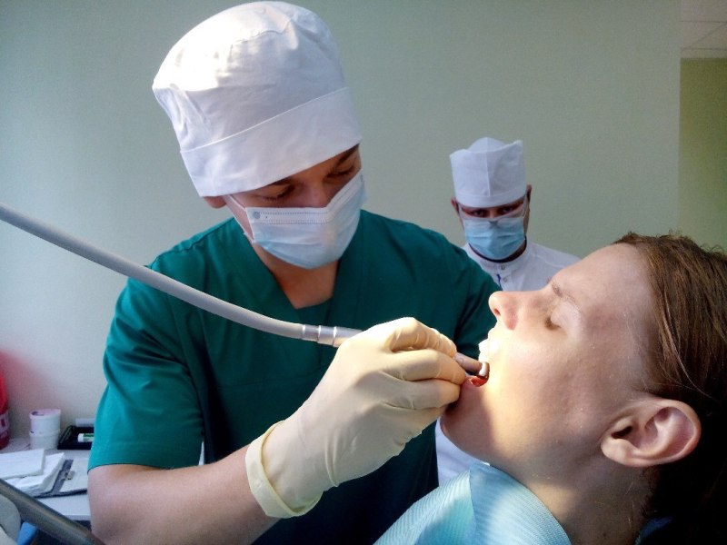 Стоматология практика врачи. Студенты медики стоматологи. Студенты на практике в стоматологии. Ознакомительная практика стоматология.