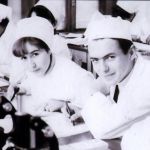 Студент стоматологического факультета Геральд Кюн (ГДР) на занятии по биологии. Слева – студентка Ангелика Кюн (ГДР). 1969 г.